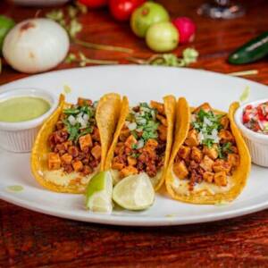 Tacos campechano de pollo con chorizo con queso