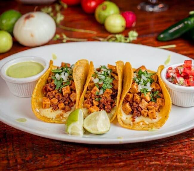 Tacos campechano de pollo con chorizo con queso