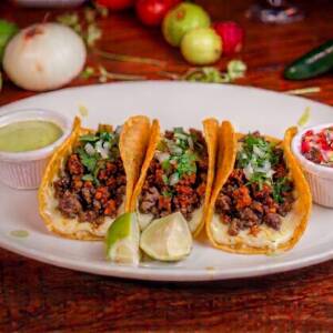 Tacos campechano de bistec con chorizo con queso