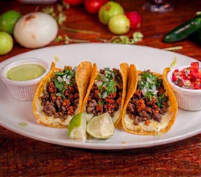 Tacos campechano de bistec con chorizo con queso