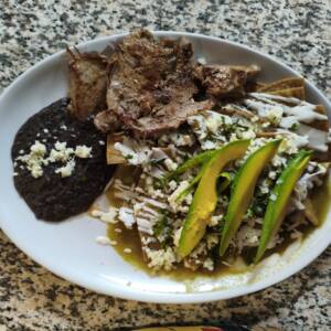 Chilaquiles con filete de res