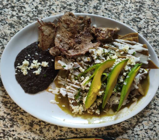 Chilaquiles con filete de res