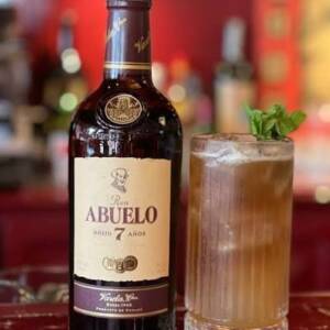 Trago de Ron Abuelo