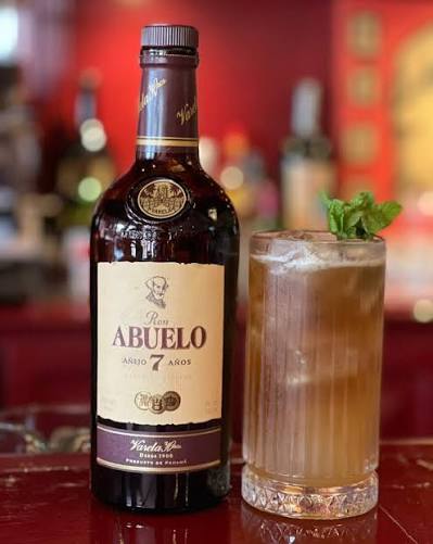 Trago de Ron Abuelo