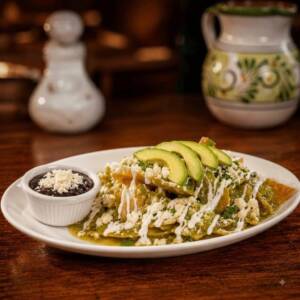 Chilaquiles de pollo en salsa verde