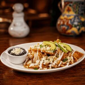 Chilaquiles de pollo en salsa roja