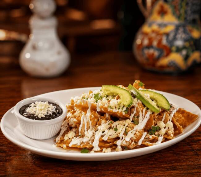 Chilaquiles de pollo en salsa roja